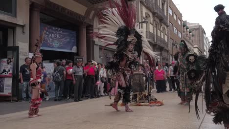Bailarines-Folclóricos-Mexicanos-Bailando-En-La-Calle