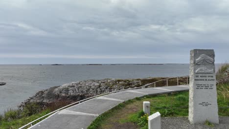 Gedenkstatue-Für-Seeleute,-Die-Auf-See-Ums-Leben-Kamen-–-Auf-Der-Insel-Elhusoya-In-Der-Nähe-Der-Atlantikstraße-In-Norwegen