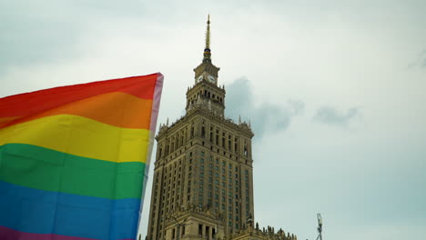 Una-Colorida-Bandera-Lgbt-Ondea-Con-El-Telón-De-Fondo-Del-Palacio-De-La-Cultura-Y-La-Ciencia-En-Varsovia