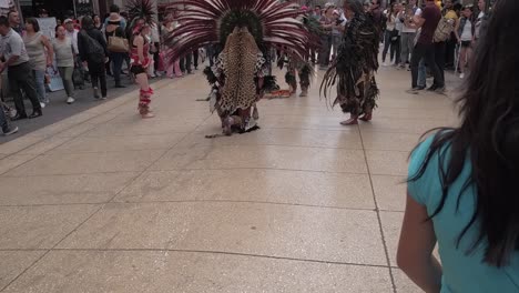 Bailarines-Aztecas-Y-Folclóricos-Realizando-Danzas-De-Conchero.