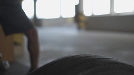 Athlete-hitting-huge-tire-with-sledgehammer,-Close-Up