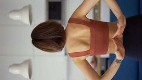 Una-Mujer-Delgada-Conectando-Las-Manos-Detrás-De-Su-Espalda,-Concepto-De-Yoga