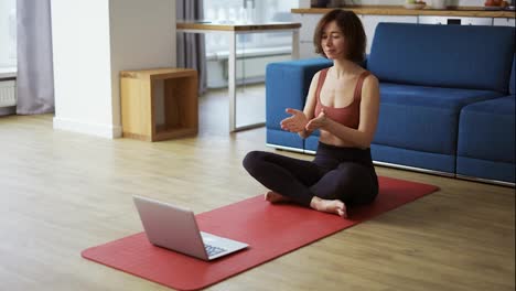 Fitnesstrainer-Unterrichtet-Yoga-Online-Und-Begrüßt-Die-Gruppe