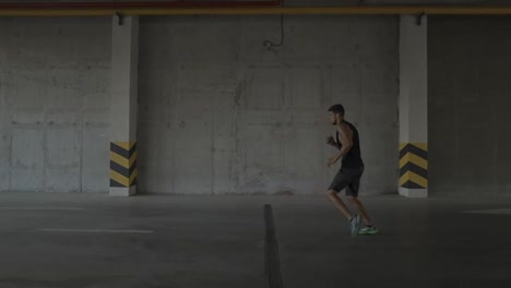 Sportler-In-Sportkleidung-Wärmt-Sich-Auf-Einem-Städtischen-Parkhaus-Auf,-Beschleunigt-Das-Filmmaterial