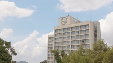 Sheraton-Kampala-Hotelgebäude-Tagsüber-In-Kampala,-Uganda