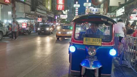 Tuk-Tuk-Parkte-In-Chinatown-Mit-Lichtern-In-Der-Nacht-Entlang-Der-Yaowarat-Road,-Bangkok