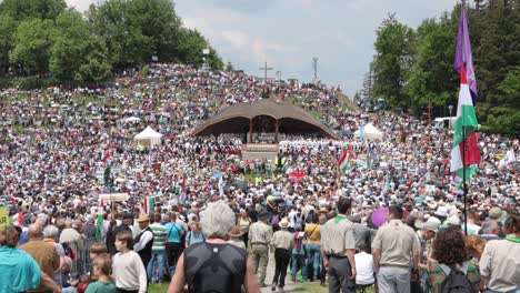 Riesige-Menschenmenge-Beim-Gottesdienst-Am-Drei-Hügel-Altar-Während-Der-Csiksomlyo-Wallfahrt
