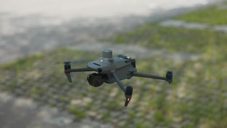 DJI-Mavic-3-Enterprise-Drohne-Schwebt-über-Dem-Boden