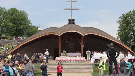 Während-Der-Csiksomlyo-Wallfahrt-Versammelten-Sich-Menschen-Zum-Gottesdienst-Am-Drei-Hügel-Altar