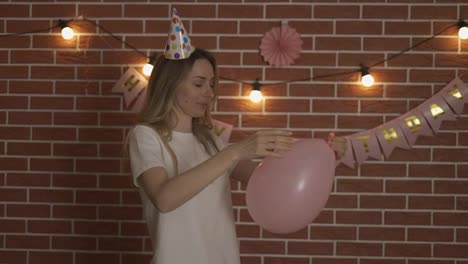 Porträt-Einer-Netten-Dame,-Die-Einen-Rosafarbenen-Luftballon-Bläst,-Festliches-Ereignis,-Feierlicher-Tag