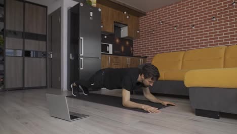 Mann-Macht-Mixed-Plank-Übungen-Zu-Hause,-Live-Meisterkurs-über-Laptop