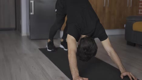 Mann-Trainiert-Yoga-Pose-Mit-Dehnübungen-Auf-Der-Matte