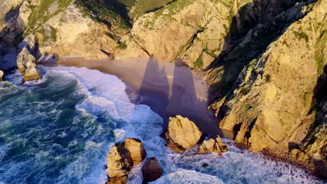 Der-Atemberaubende-Ursa-Strand-An-Der-Küste-Von-Sintra,-Portugal,-Aufgenommen-Bei-Sonnenuntergang-Mit-Einer-Drohne