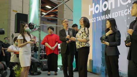 Preisverleihung-Des-Holoniq-Taiwan-Edtech-Summit