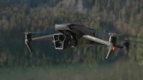 Nahaufnahme-Der-DJI-Mavic-3-Pro-Quadrocopter-Consumer-Drohne,-Die-In-Der-Luft-Schwebt