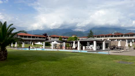 Dion-Palace-Resort-Und-Spa-Vor-Der-Kulisse-Des-Olymp,-Dem-Höchsten-Berg-Griechenlands,-Eingehüllt-In-Große-Weiße-Wolken