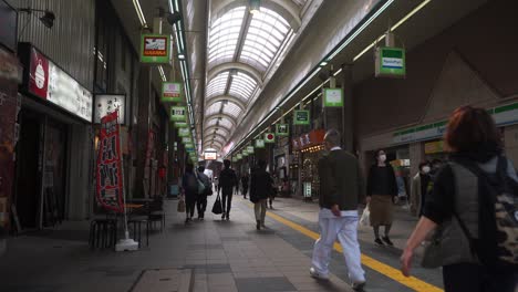Innenansicht-Der-Tanukikoji-Einkaufspassage-Mit-Vorbeigehenden-Menschen-In-Sapporo,-Japan