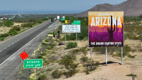 Arizona-State-Line-Und-Willkommensschild-Am-Interstate-Highway,-Der-In-Den-Grand-Canyon-State-Führt