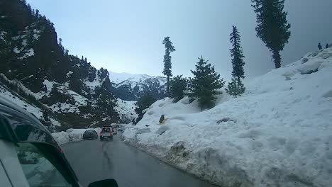 Bergstraße,-Die-Am-22.-März-2023-Tagsüber-Auf-Der-Autobahn-Manali-Leh-Ladakh-In-Himachal-Pradesh,-Indien,-Mit-Schnee-Von-Einem-Fahrenden-Auto-Bedeckt-Ist