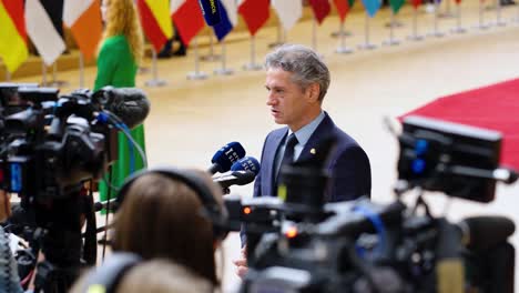 El-Primer-Ministro-Esloveno,-Robert-Golob,-Hablando-Con-La-Prensa-Durante-La-Cumbre-Del-Consejo-Europeo-En-Bruselas,-Bélgica.