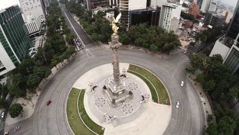 Drone-Volando-Alrededor-De-Una-Rotonda-En-La-Ciudad-De-México.