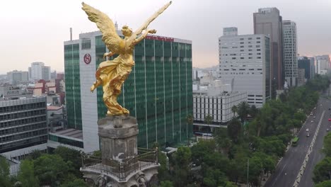 Vista-Aérea-Del-ángel-De-La-Independencia-Sobre-La-Avenida-Reforma-En-La-Ciudad-De-México