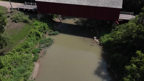 Historische-Rote-überdachte-Brücke-In-Princeton,-Illinois-Entlang-Des-Big-Bureau-Creek-Mit-Drohnen-Hyperlapse-Video
