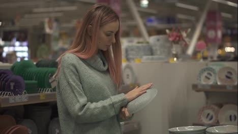 Mujer-Comprando-Vajilla,-Eligiendo-Tazón-De-Sopa-En-El-Supermercado