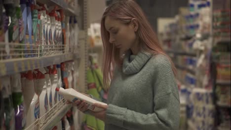 Schöne-Frau-Kauft-Haushaltsprodukte-Im-Supermarkt