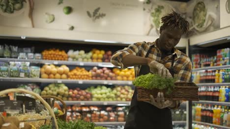 Trabajador-Afroamericano-Arreglando-Verduras-En-El-Supermercado