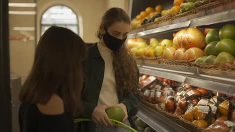 Zwei-Mädchen,-Die-Sich-Für-Bio-Lebensmittel-Entscheiden,-Produzieren-Im-Obst-Supermarkt