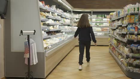 Unabhängiger-Teenager-Im-Supermarkt,-Rückansicht