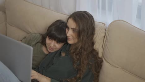 Zwei-Mädchen-Lagen-Auf-Der-Couch-Und-Schauten-Gemeinsam-Einen-Film-Auf-Dem-Laptop