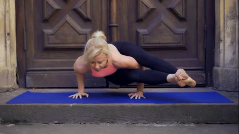 Frau-Macht-Schwierige-Yoga-Asanas,-Balanciert-Auf-Händen-Im-Freien,-Slowmo