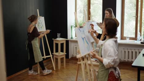 Schöne-Studentinnen-Malen-Im-Kunstunterricht-Im-Studio