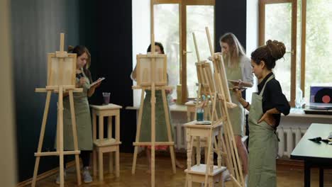 Hermosas-Alumnas-Pintando-En-Una-Lección-De-Arte-En-Un-Estudio-De-Arte.