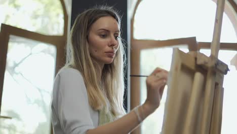 Mujer-Concentrada-Dibujando-Un-Cuadro-En-El-Estudio-De-Arte