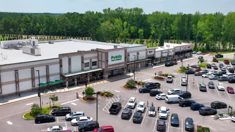 The-video-begins-with-a-wide-shot-capturing-the-entire-Publix-store-and-its-surroundings