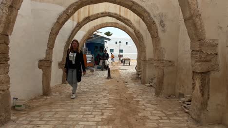 Gewölbte-Passage-Des-Houmt-Souk-Basars-Auf-Der-Insel-Djerba-In-Tunesien