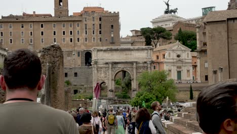 Touristen,-Die-Entlang-Der-Via-Della-Salara-Vecchia-Am-Forum-Romanum-Spazieren,-Mit-Dem-Septimius-Severus-Bogen-Im-Hintergrund