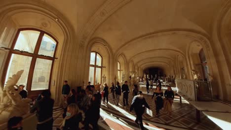Menschen,-Die-Auf-Tour-Sind-Und-Kunstwerke-In-Den-Gewölbten-Räumen-Des-Pariser-Louvre-Betrachten