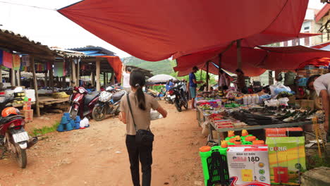 Traditioneller-Markt-In-Vietnam-Mit-Straßenhändlern,-Die-Trockenwaren-Verkaufen