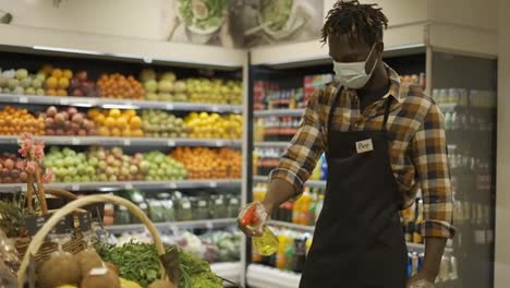 Trabajador-Afroamericano-Refrescando-Verduras-En-La-Tienda,-Rociando-Vapor-Fresco-En-El-Supermercado