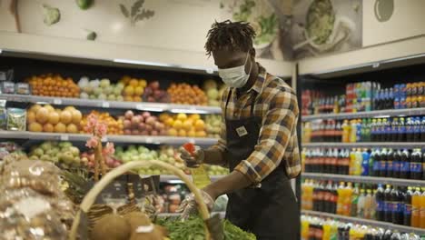 Afroamerikanischer-Arbeiter-Erfrischt-Und-Arrangiert-Gemüse-Im-Laden