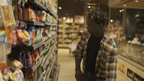 Afroamerikaner,-Der-Im-Lebensmittelgeschäft-Nach-Produkten-Sucht