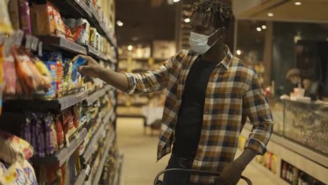Afroamerikaner,-Der-Produkte-Aus-Dem-Regal-Im-Supermarkt-Nimmt