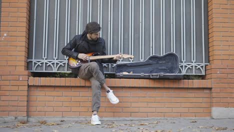 The-guy-playing-the-giutar-on-the-street