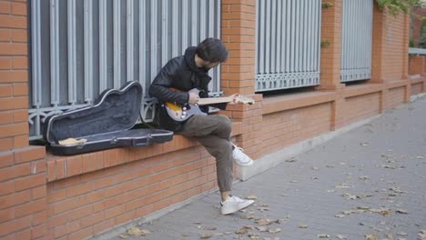 Guy-playing-on-the-giutar-on-the-street