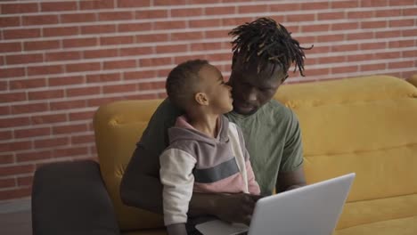 Padre-Negro-Y-Niño-Pequeño-Aprendiendo-Computadora-En-Casa-Para-La-Educación-Infantil