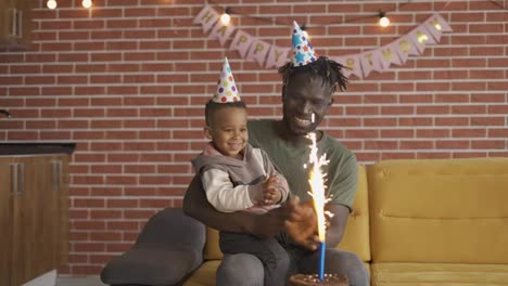 Padre-Soltero-Afroamericano-Celebrando-El-Cumpleaños-De-Su-Hijo
